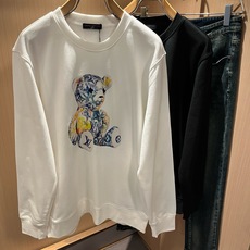 LouisVuitt*路易*登 2026秋冬卫衣全新系列单品上线,非常时髦前卫的一款男女同款短袖T恤,标识logo图案印 LouisVuitt*路易*登 2026秋冬卫衣全新系列单品上线,非常时髦前卫的一款男女同款短袖T恤,标识logo图案印