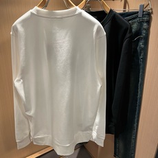 LouisVuitt*路易*登 2026秋冬卫衣全新系列单品上线,非常时髦前卫的一款男女同款短袖T恤,标识logo图案印 LouisVuitt*路易*登 2026秋冬卫衣全新系列单品上线,非常时髦前卫的一款男女同款短袖T恤,标识logo图案印