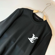 LouisVuitt*路易*登 2026秋冬卫衣全新系列单品上线,非常时髦前卫的一款男女同款短袖T恤,标识logo图案印 LouisVuitt*路易*登 2026秋冬卫衣全新系列单品上线,非常时髦前卫的一款男女同款短袖T恤,标识logo图案印