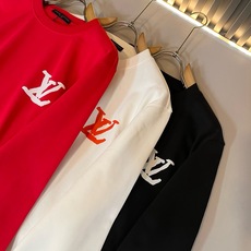 LouisVuitt*路易*登 2026秋冬卫衣全新系列单品上线,非常时髦前卫的一款男女同款短袖T恤,标识logo图案印 LouisVuitt*路易*登 2026秋冬卫衣全新系列单品上线,非常时髦前卫的一款男女同款短袖T恤,标识logo图案印