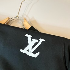 LouisVuitt*路易*登 2026秋冬卫衣全新系列单品上线,非常时髦前卫的一款男女同款短袖T恤,标识logo图案印 LouisVuitt*路易*登 2026秋冬卫衣全新系列单品上线,非常时髦前卫的一款男女同款短袖T恤,标识logo图案印