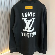 LouisVuitt*路易*登 2026秋冬卫衣全新系列单品上线,非常时髦前卫的一款男女同款短袖T恤,标识logo图案印 LouisVuitt*路易*登 2026秋冬卫衣全新系列单品上线,非常时髦前卫的一款男女同款短袖T恤,标识logo图案印