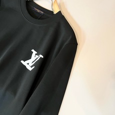LouisVuitt*路易*登 2026秋冬卫衣全新系列单品上线,非常时髦前卫的一款男女同款短袖T恤,标识logo图案印 LouisVuitt*路易*登 2026秋冬卫衣全新系列单品上线,非常时髦前卫的一款男女同款短袖T恤,标识logo图案印