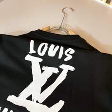 LouisVuitt*路易*登 2026秋冬卫衣全新系列单品上线,非常时髦前卫的一款男女同款短袖T恤,标识logo图案印 LouisVuitt*路易*登 2026秋冬卫衣全新系列单品上线,非常时髦前卫的一款男女同款短袖T恤,标识logo图案印