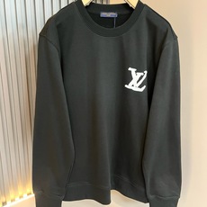 LouisVuitt*路易*登 2026秋冬卫衣全新系列单品上线,非常时髦前卫的一款男女同款短袖T恤,标识logo图案印 LouisVuitt*路易*登 2026秋冬卫衣全新系列单品上线,非常时髦前卫的一款男女同款短袖T恤,标识logo图案印