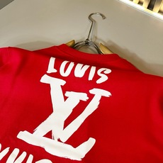 LouisVuitt*路易*登 2026秋冬卫衣全新系列单品上线,非常时髦前卫的一款男女同款短袖T恤,标识logo图案印 LouisVuitt*路易*登 2026秋冬卫衣全新系列单品上线,非常时髦前卫的一款男女同款短袖T恤,标识logo图案印