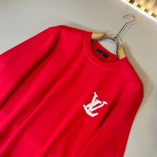 LouisVuitt*路易*登 2026秋冬卫衣全新系列单品上线,非常时髦前卫的一款男女同款短袖T恤,标识logo图案印 LouisVuitt*路易*登 2026秋冬卫衣全新系列单品上线,非常时髦前卫的一款男女同款短袖T恤,标识logo图案印