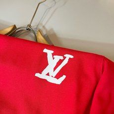 LouisVuitt*路易*登 2026秋冬卫衣全新系列单品上线,非常时髦前卫的一款男女同款短袖T恤,标识logo图案印 LouisVuitt*路易*登 2026秋冬卫衣全新系列单品上线,非常时髦前卫的一款男女同款短袖T恤,标识logo图案印