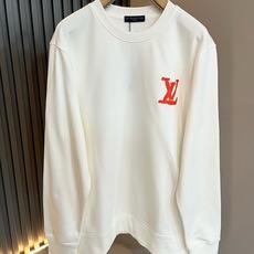 LouisVuitt*路易*登 2026秋冬卫衣全新系列单品上线,非常时髦前卫的一款男女同款短袖T恤,标识logo图案印 LouisVuitt*路易*登 2026秋冬卫衣全新系列单品上线,非常时髦前卫的一款男女同款短袖T恤,标识logo图案印