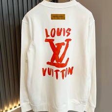 LouisVuitt*路易*登 2026秋冬卫衣全新系列单品上线,非常时髦前卫的一款男女同款短袖T恤,标识logo图案印 LouisVuitt*路易*登 2026秋冬卫衣全新系列单品上线,非常时髦前卫的一款男女同款短袖T恤,标识logo图案印
