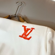 LouisVuitt*路易*登 2026秋冬卫衣全新系列单品上线,非常时髦前卫的一款男女同款短袖T恤,标识logo图案印 LouisVuitt*路易*登 2026秋冬卫衣全新系列单品上线,非常时髦前卫的一款男女同款短袖T恤,标识logo图案印