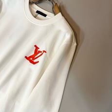 LouisVuitt*路易*登 2026秋冬卫衣全新系列单品上线,非常时髦前卫的一款男女同款短袖T恤,标识logo图案印 LouisVuitt*路易*登 2026秋冬卫衣全新系列单品上线,非常时髦前卫的一款男女同款短袖T恤,标识logo图案印
