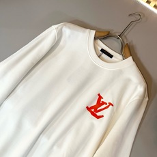 LouisVuitt*路易*登 2026秋冬卫衣全新系列单品上线,非常时髦前卫的一款男女同款短袖T恤,标识logo图案印 LouisVuitt*路易*登 2026秋冬卫衣全新系列单品上线,非常时髦前卫的一款男女同款短袖T恤,标识logo图案印