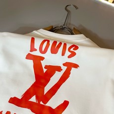 LouisVuitt*路易*登 2026秋冬卫衣全新系列单品上线,非常时髦前卫的一款男女同款短袖T恤,标识logo图案印 LouisVuitt*路易*登 2026秋冬卫衣全新系列单品上线,非常时髦前卫的一款男女同款短袖T恤,标识logo图案印