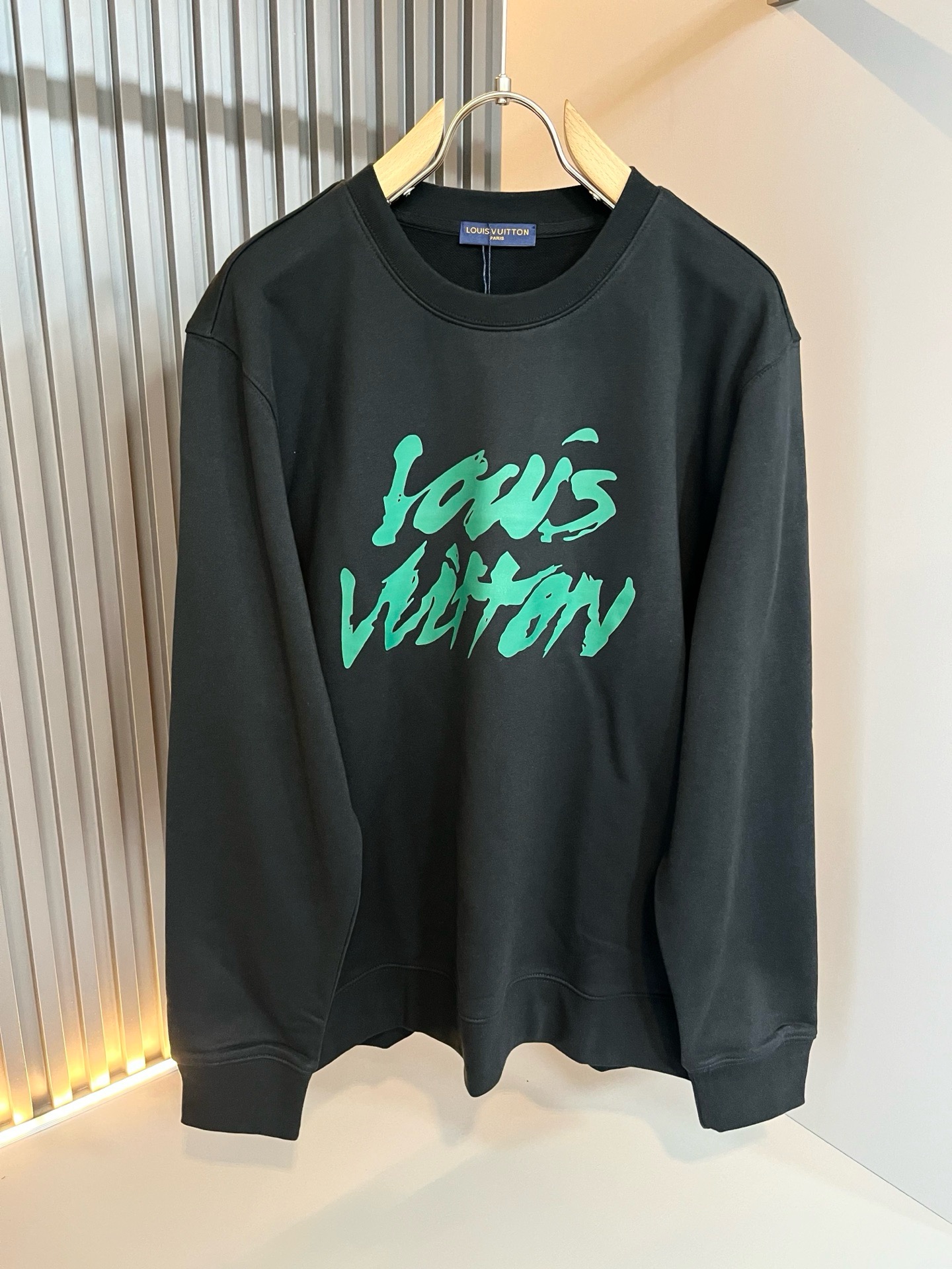 LouisVuitt*路易*登 2026秋冬全新系列单品上线，非常时髦前卫的一款男女同款短袖T恤，标识logo图案印花工