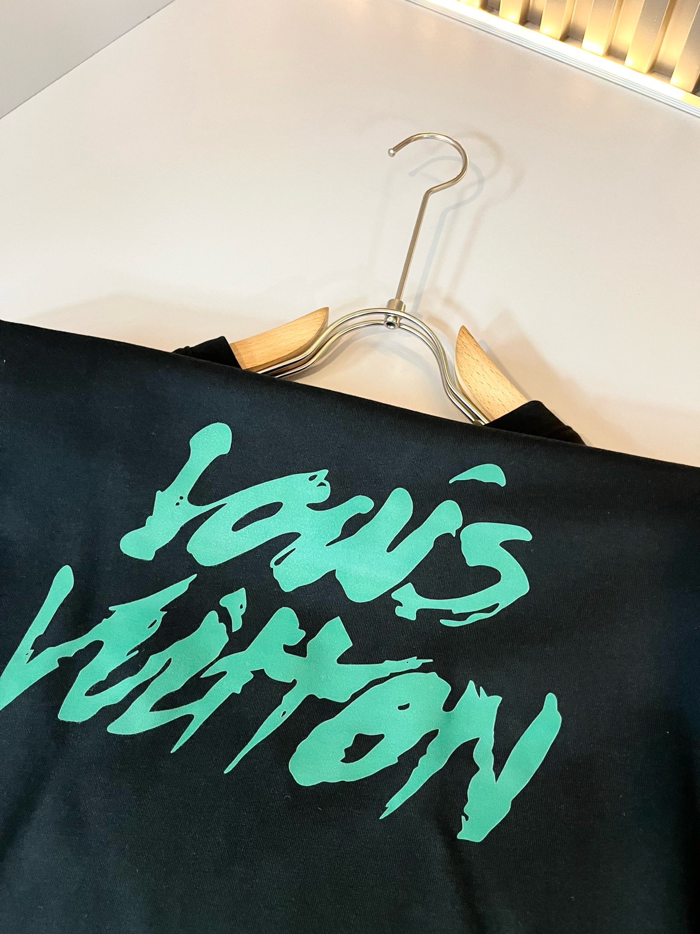LouisVuitt*路易*登 2026秋冬全新系列单品上线，非常时髦前卫的一款男女同款短袖T恤，标识logo图案印花工