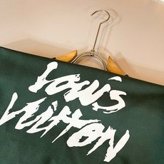 LouisVuitt*路易*登 2026秋冬全新系列单品上线,非常时髦前卫的一款男女同款短袖T恤,标识logo图案印花工 LouisVuitt*路易*登 2026秋冬全新系列单品上线,非常时髦前卫的一款男女同款短袖T恤,标识logo图案印花工