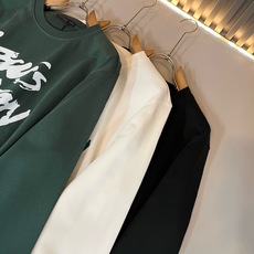 LouisVuitt*路易*登 2026秋冬全新系列单品上线,非常时髦前卫的一款男女同款短袖T恤,标识logo图案印花工 LouisVuitt*路易*登 2026秋冬全新系列单品上线,非常时髦前卫的一款男女同款短袖T恤,标识logo图案印花工