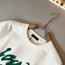 LouisVuitt*路易*登 2026秋冬全新系列单品上线,非常时髦前卫的一款男女同款短袖T恤,标识logo图案印花工 LouisVuitt*路易*登 2026秋冬全新系列单品上线,非常时髦前卫的一款男女同款短袖T恤,标识logo图案印花工