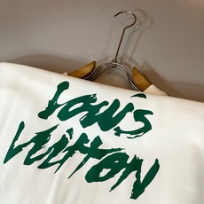LouisVuitt*路易*登 2026秋冬全新系列单品上线,非常时髦前卫的一款男女同款短袖T恤,标识logo图案印花工 LouisVuitt*路易*登 2026秋冬全新系列单品上线,非常时髦前卫的一款男女同款短袖T恤,标识logo图案印花工