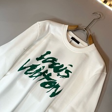 LouisVuitt*路易*登 2026秋冬全新系列单品上线,非常时髦前卫的一款男女同款短袖T恤,标识logo图案印花工 LouisVuitt*路易*登 2026秋冬全新系列单品上线,非常时髦前卫的一款男女同款短袖T恤,标识logo图案印花工