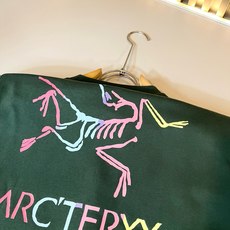 ARCTER*X始*祖鸟 2026秋冬新款男女同款👫休闲卫衣,户外品牌可能大家第一想到的就是加拿大鹅、始祖鸟。给人一种标 ARCTER*X始*祖鸟 2026秋冬新款男女同款👫休闲卫衣,户外品牌可能大家第一想到的就是加拿大鹅、始祖鸟。给人一种标