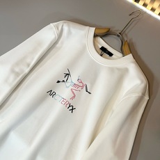 ARCTER*X始*祖鸟 2026秋冬新款男女同款👫休闲卫衣,户外品牌可能大家第一想到的就是加拿大鹅、始祖鸟。给人一种标 ARCTER*X始*祖鸟 2026秋冬新款男女同款👫休闲卫衣,户外品牌可能大家第一想到的就是加拿大鹅、始祖鸟。给人一种标