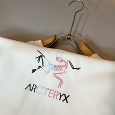 ARCTER*X始*祖鸟 2026秋冬新款男女同款👫休闲卫衣,户外品牌可能大家第一想到的就是加拿大鹅、始祖鸟。给人一种标 ARCTER*X始*祖鸟 2026秋冬新款男女同款👫休闲卫衣,户外品牌可能大家第一想到的就是加拿大鹅、始祖鸟。给人一种标