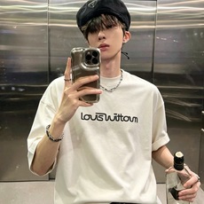LouisVuitt*路易*登 2026春夏全新系列单品上线,非常时髦前卫的一款男女同款短袖T恤,标识logo图案刺绣修 LouisVuitt*路易*登 2026春夏全新系列单品上线,非常时髦前卫的一款男女同款短袖T恤,标识logo图案刺绣修
