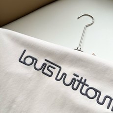 LouisVuitt*路易*登 2026春夏全新系列单品上线,非常时髦前卫的一款男女同款短袖T恤,标识logo图案刺绣修 LouisVuitt*路易*登 2026春夏全新系列单品上线,非常时髦前卫的一款男女同款短袖T恤,标识logo图案刺绣修