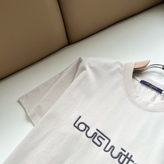 LouisVuitt*路易*登 2026春夏全新系列单品上线,非常时髦前卫的一款男女同款短袖T恤,标识logo图案刺绣修 LouisVuitt*路易*登 2026春夏全新系列单品上线,非常时髦前卫的一款男女同款短袖T恤,标识logo图案刺绣修