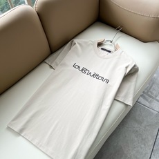 LouisVuitt*路易*登 2026春夏全新系列单品上线,非常时髦前卫的一款男女同款短袖T恤,标识logo图案刺绣修 LouisVuitt*路易*登 2026春夏全新系列单品上线,非常时髦前卫的一款男女同款短袖T恤,标识logo图案刺绣修