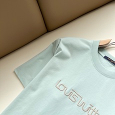 LouisVuitt*路易*登 2026春夏全新系列单品上线,非常时髦前卫的一款男女同款短袖T恤,标识logo图案刺绣修 LouisVuitt*路易*登 2026春夏全新系列单品上线,非常时髦前卫的一款男女同款短袖T恤,标识logo图案刺绣修