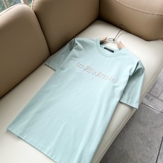 LouisVuitt*路易*登 2026春夏全新系列单品上线,非常时髦前卫的一款男女同款短袖T恤,标识logo图案刺绣修 LouisVuitt*路易*登 2026春夏全新系列单品上线,非常时髦前卫的一款男女同款短袖T恤,标识logo图案刺绣修
