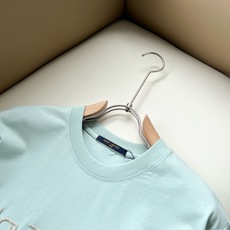 LouisVuitt*路易*登 2026春夏全新系列单品上线,非常时髦前卫的一款男女同款短袖T恤,标识logo图案刺绣修 LouisVuitt*路易*登 2026春夏全新系列单品上线,非常时髦前卫的一款男女同款短袖T恤,标识logo图案刺绣修