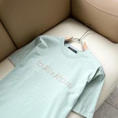 LouisVuitt*路易*登 2026春夏全新系列单品上线,非常时髦前卫的一款男女同款短袖T恤,标识logo图案刺绣修 LouisVuitt*路易*登 2026春夏全新系列单品上线,非常时髦前卫的一款男女同款短袖T恤,标识logo图案刺绣修