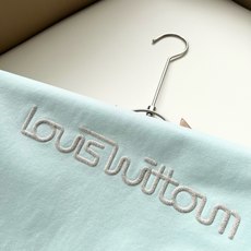 LouisVuitt*路易*登 2026春夏全新系列单品上线,非常时髦前卫的一款男女同款短袖T恤,标识logo图案刺绣修 LouisVuitt*路易*登 2026春夏全新系列单品上线,非常时髦前卫的一款男女同款短袖T恤,标识logo图案刺绣修