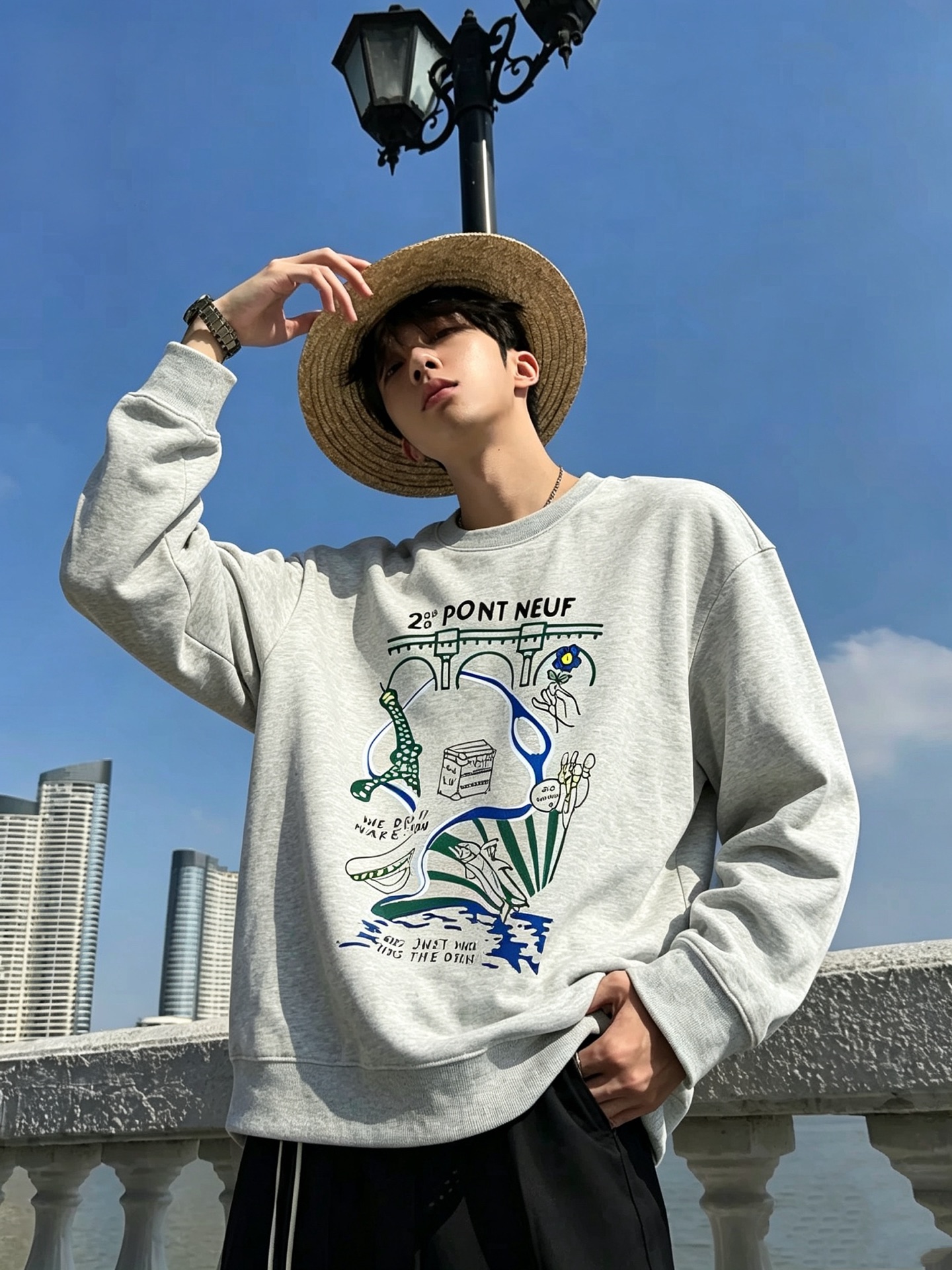 LouisVuitt*路易*登 2026秋冬卫衣全新系列单品上线,非常时髦前卫的一款男女同款短袖T恤,标识logo图案印 LouisVuitt*路易*登 2026秋冬卫衣全新系列单品上线,非常时髦前卫的一款男女同款短袖T恤,标识logo图案印