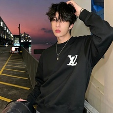LouisVuitt*路易*登 2026秋冬卫衣全新系列单品上线,非常时髦前卫的一款男女同款短袖T恤,标识logo图案印 LouisVuitt*路易*登 2026秋冬卫衣全新系列单品上线,非常时髦前卫的一款男女同款短袖T恤,标识logo图案印