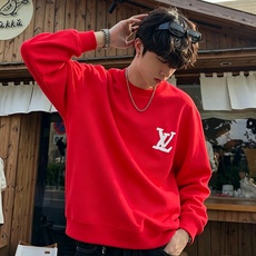 LouisVuitt*路易*登 2026秋冬卫衣全新系列单品上线,非常时髦前卫的一款男女同款短袖T恤,标识logo图案印 LouisVuitt*路易*登 2026秋冬卫衣全新系列单品上线,非常时髦前卫的一款男女同款短袖T恤,标识logo图案印