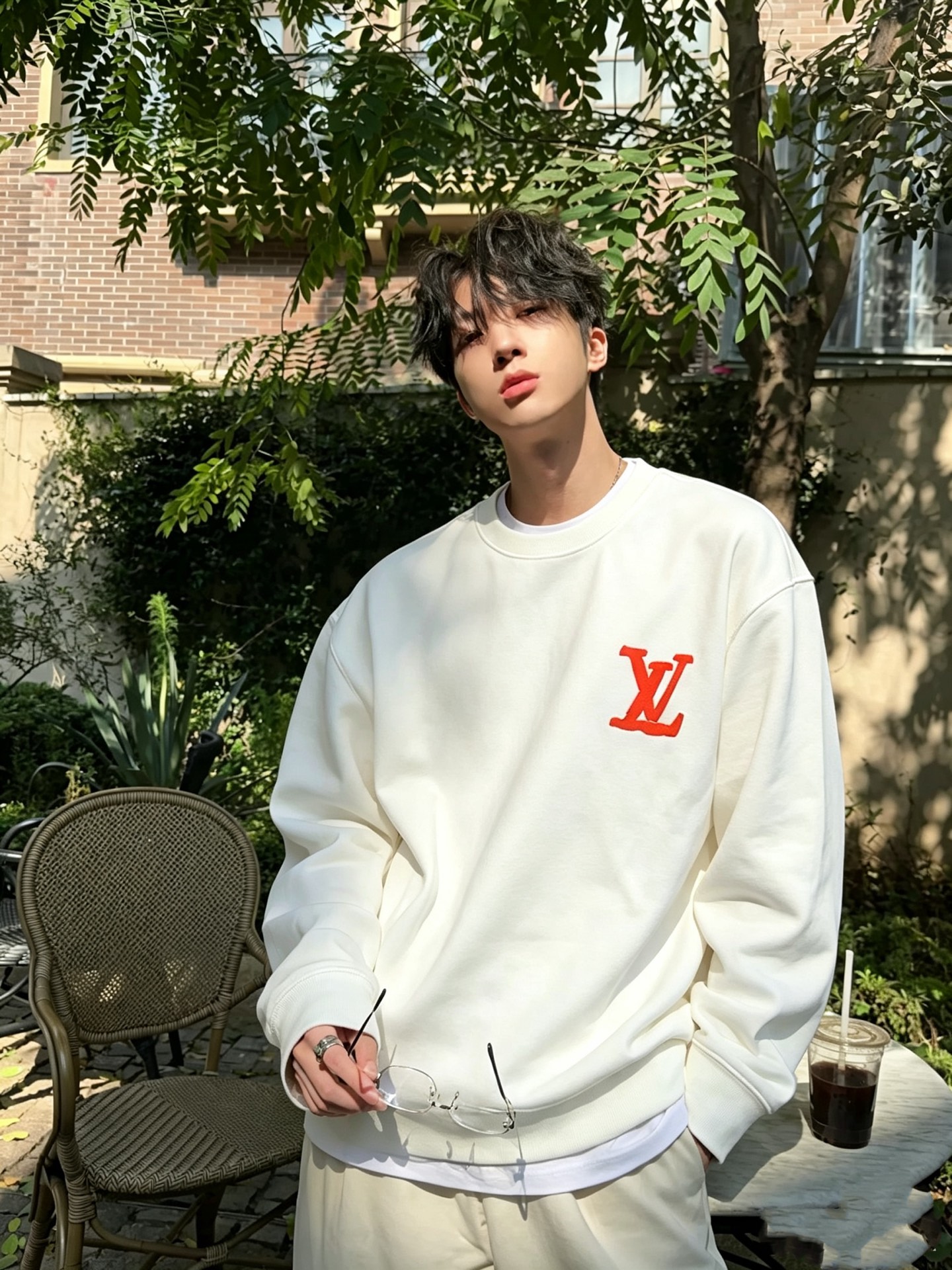 LouisVuitt*路易*登 2026秋冬卫衣全新系列单品上线,非常时髦前卫的一款男女同款短袖T恤,标识logo图案印 LouisVuitt*路易*登 2026秋冬卫衣全新系列单品上线,非常时髦前卫的一款男女同款短袖T恤,标识logo图案印
