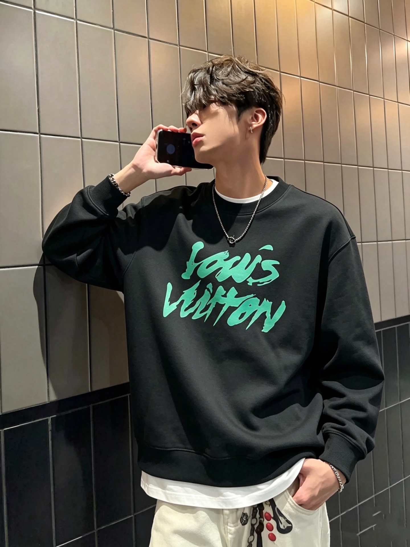 LouisVuitt*路易*登 2026秋冬全新系列单品上线,非常时髦前卫的一款男女同款短袖T恤,标识logo图案印花工 LouisVuitt*路易*登 2026秋冬全新系列单品上线,非常时髦前卫的一款男女同款短袖T恤,标识logo图案印花工