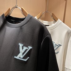 Louis Vuit*on 2026秋冬路易家族轻奢工艺短袖T恤,男女同款👫背后反向铭牌贴布装饰!路易家族的新高端,细节 Louis Vuit*on 2026秋冬路易家族轻奢工艺短袖T恤,男女同款👫背后反向铭牌贴布装饰!路易家族的新高端,细节