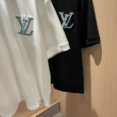 Louis Vuit*on 2026秋冬路易家族轻奢工艺短袖T恤,男女同款👫背后反向铭牌贴布装饰!路易家族的新高端,细节 Louis Vuit*on 2026秋冬路易家族轻奢工艺短袖T恤,男女同款👫背后反向铭牌贴布装饰!路易家族的新高端,细节