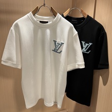 Louis Vuit*on 2026秋冬路易家族轻奢工艺短袖T恤,男女同款👫背后反向铭牌贴布装饰!路易家族的新高端,细节 Louis Vuit*on 2026秋冬路易家族轻奢工艺短袖T恤,男女同款👫背后反向铭牌贴布装饰!路易家族的新高端,细节