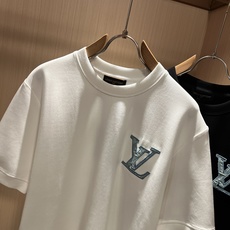 Louis Vuit*on 2026秋冬路易家族轻奢工艺短袖T恤,男女同款👫背后反向铭牌贴布装饰!路易家族的新高端,细节 Louis Vuit*on 2026秋冬路易家族轻奢工艺短袖T恤,男女同款👫背后反向铭牌贴布装饰!路易家族的新高端,细节