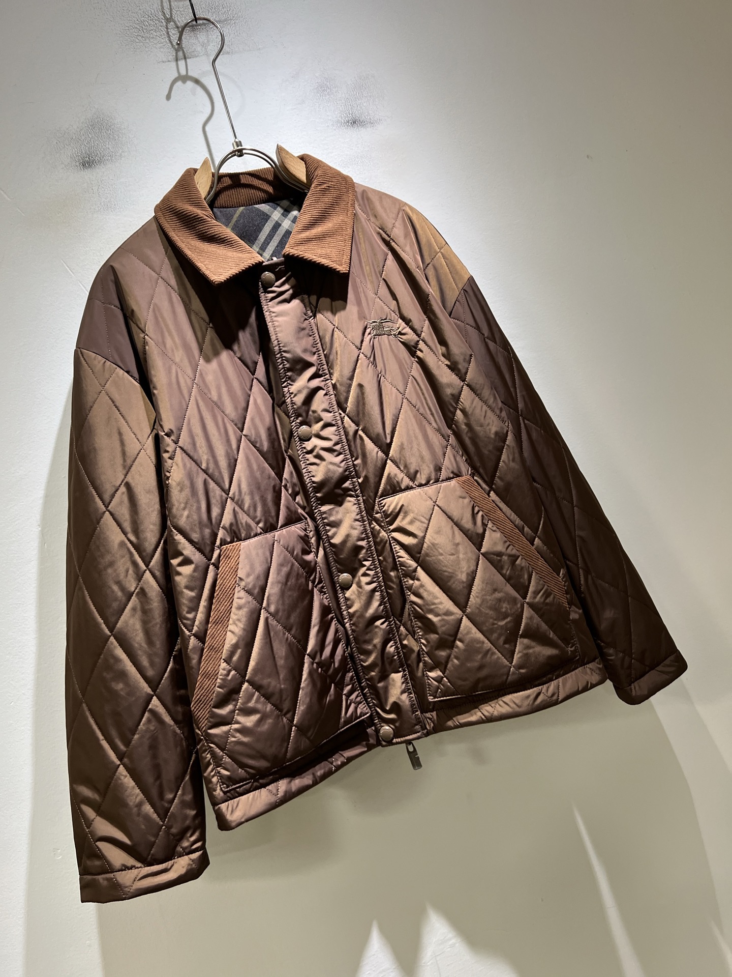 BURBER*Y巴*莉⚠️双面夹克!2026秋冬新品棉服夹克外套重磅来袭,最近比较火热的环保聚酯纤维记忆面料制作而成,高 BURBER*Y巴*莉⚠️双面夹克!2026秋冬新品棉服夹克外套重磅来袭,最近比较火热的环保聚酯纤维记忆面料制作而成,高