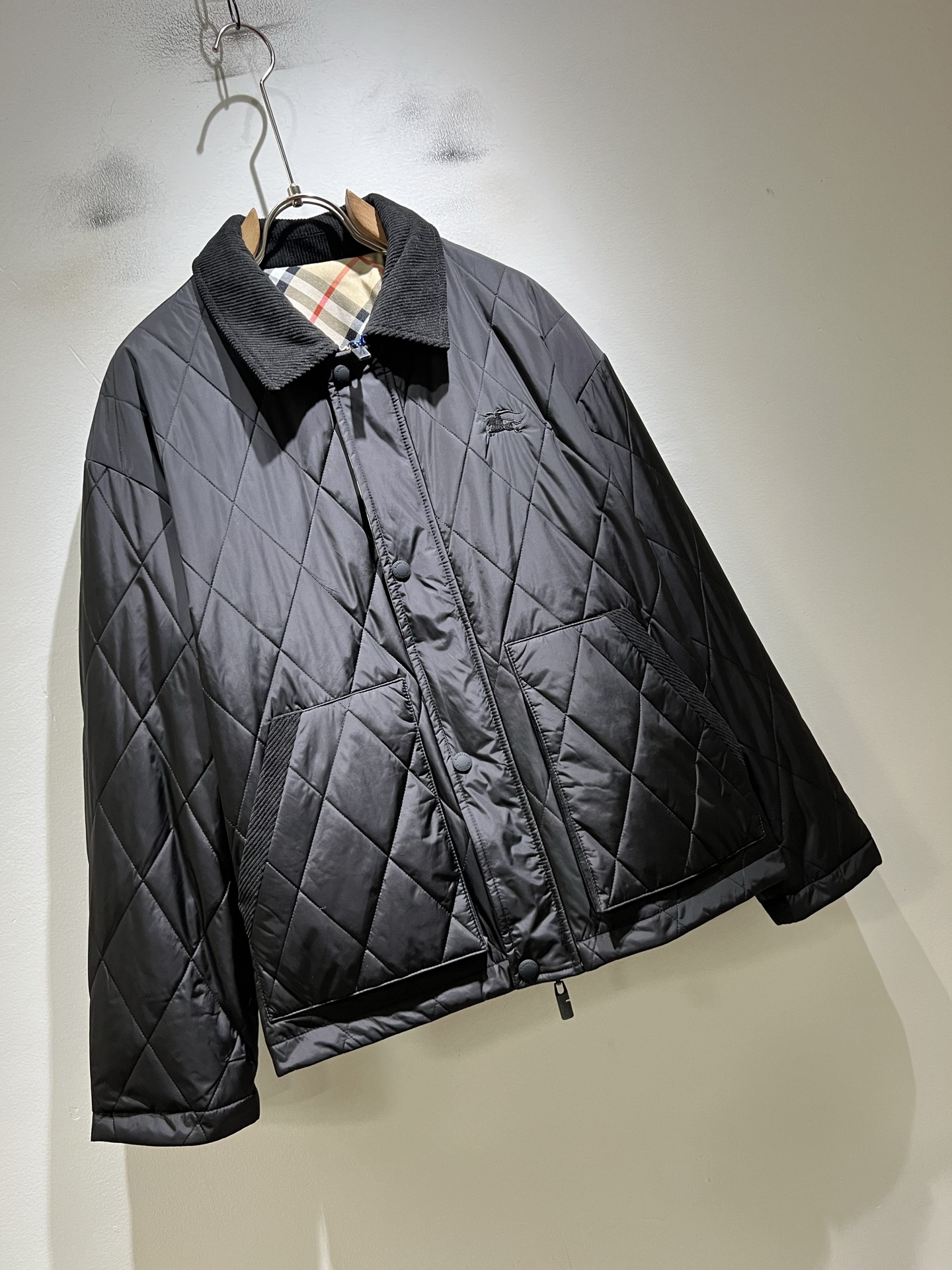 BURBER*Y巴*莉⚠️双面夹克！2026秋冬新品棉服夹克外套重磅来袭，最近比较火热的环保聚酯纤维记忆面料制作而成，高