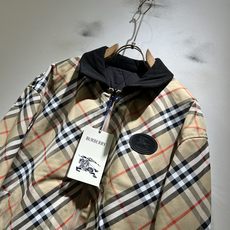 BURBER*Y巴*莉⚠️双面夹克!2026秋冬新品棉服夹克外套重磅来袭,最近比较火热的环保聚酯纤维记忆面料制作而成,高 BURBER*Y巴*莉⚠️双面夹克!2026秋冬新品棉服夹克外套重磅来袭,最近比较火热的环保聚酯纤维记忆面料制作而成,高