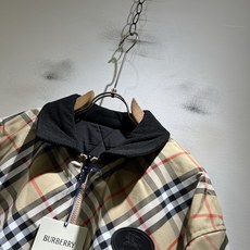 BURBER*Y巴*莉⚠️双面夹克!2026秋冬新品棉服夹克外套重磅来袭,最近比较火热的环保聚酯纤维记忆面料制作而成,高 BURBER*Y巴*莉⚠️双面夹克!2026秋冬新品棉服夹克外套重磅来袭,最近比较火热的环保聚酯纤维记忆面料制作而成,高